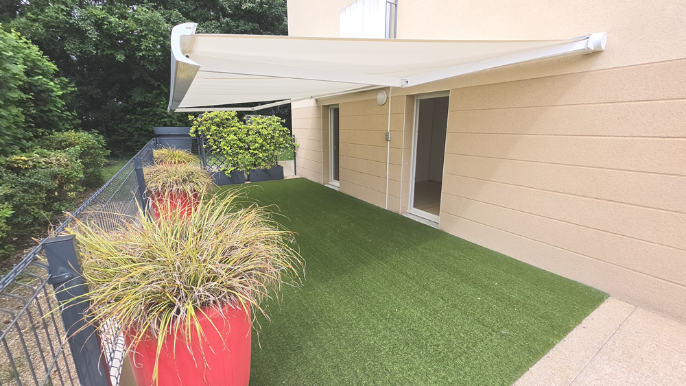 Terrasse 100m2 arborée + 2 stores bannes
