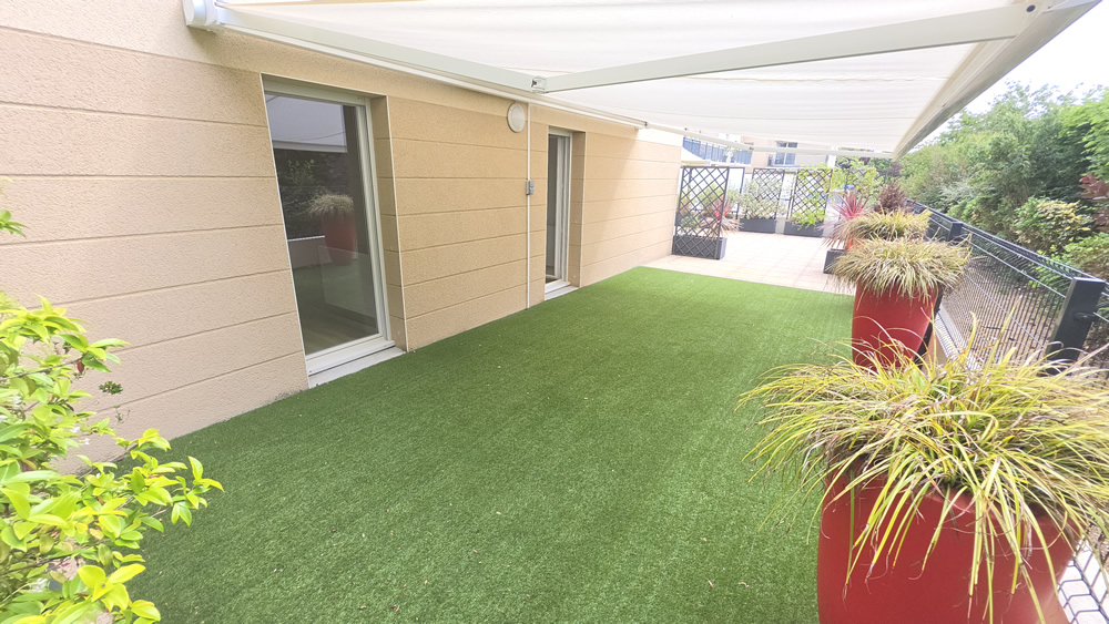 Terrasse 100m2 arborée + 2 stores bannes